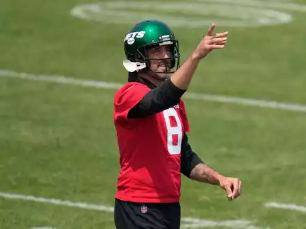 New York Jets-Quarterback Aaron Rodgers (8) ist nach seiner Verletzung operiert worden. - Foto: Seth Wenig/AP/dpa