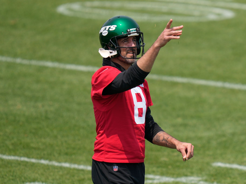 New York Jets-Quarterback Aaron Rodgers (8) ist nach seiner Verletzung operiert worden. - Foto: Seth Wenig/AP/dpa