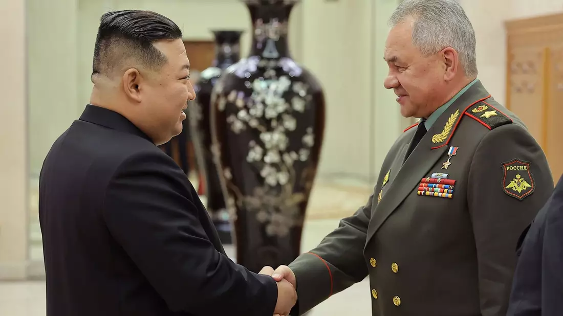 Handschlag in Pjöngjang: Kim Jong Un (l) empfängt Sergej Schoigu. - Bild: KCNA/KNS/dpa