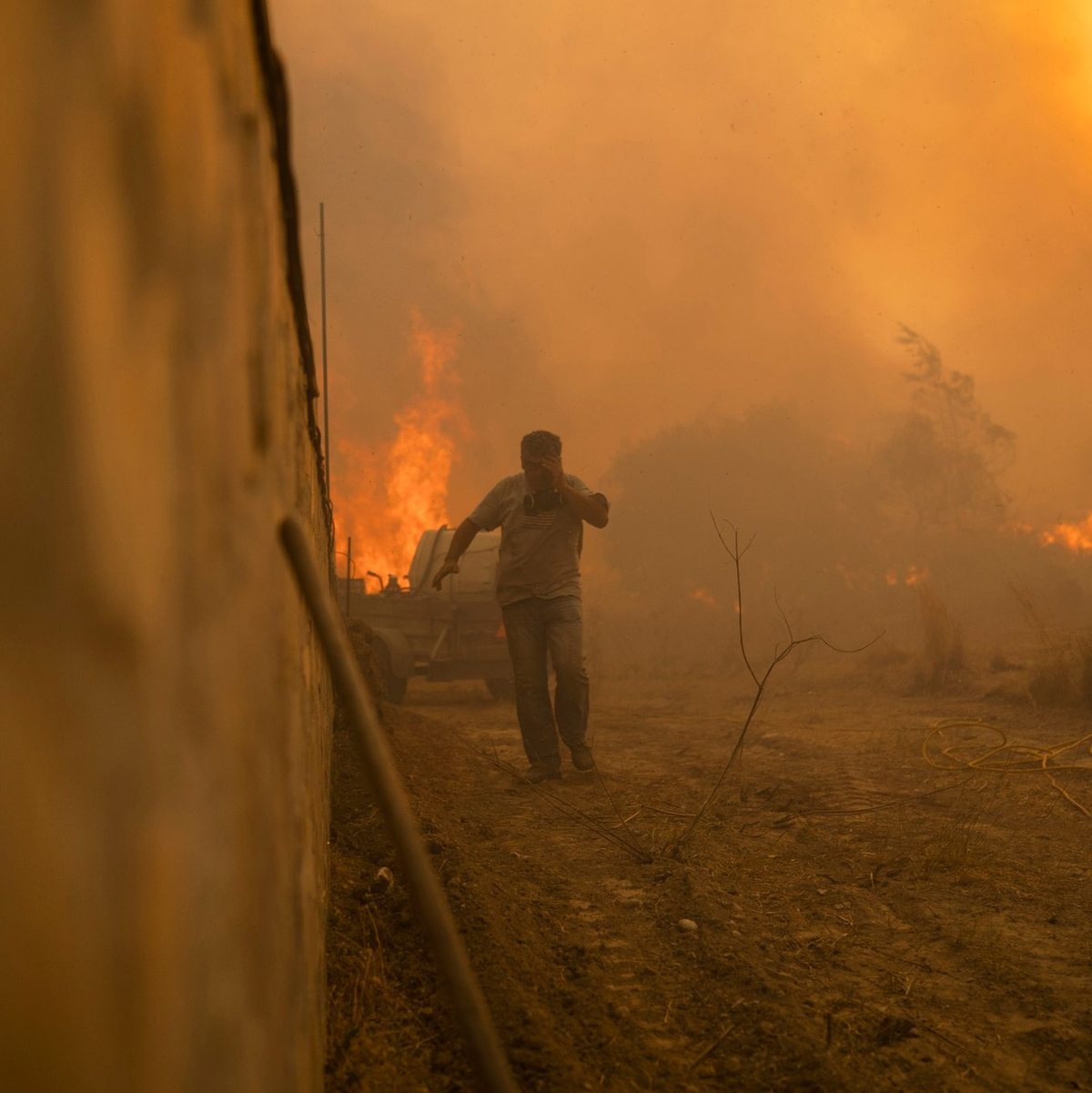 Flucht vor den Flammen. - Foto: Petros Giannakouris/AP/dpa