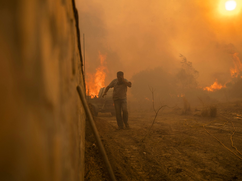 Die Bilder der Brände auf Rhodos gingen um die Welt. - Foto: Petros Giannakouris/AP/dpa