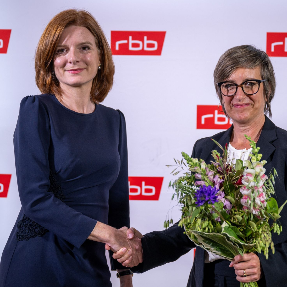 Die scheidende RBB-Interimsintendantin Katrin Vernau (l) und ihre designierte Nachfolgerin Ulrike Demmer. - Foto: Monika Skolimowska/dpa