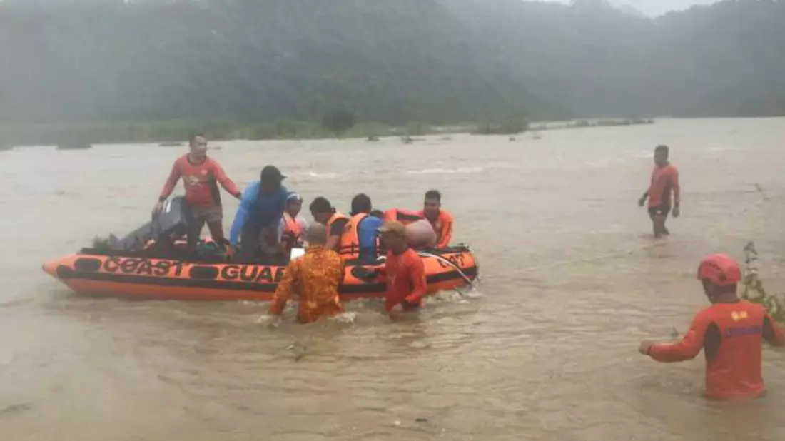 Steinbrucharbeiter werden in Naguilian (Philippinen) mit einem Schlauchboot evakuiert. - Bild: PHILIPPINE COAST GUARD/AP/dpa