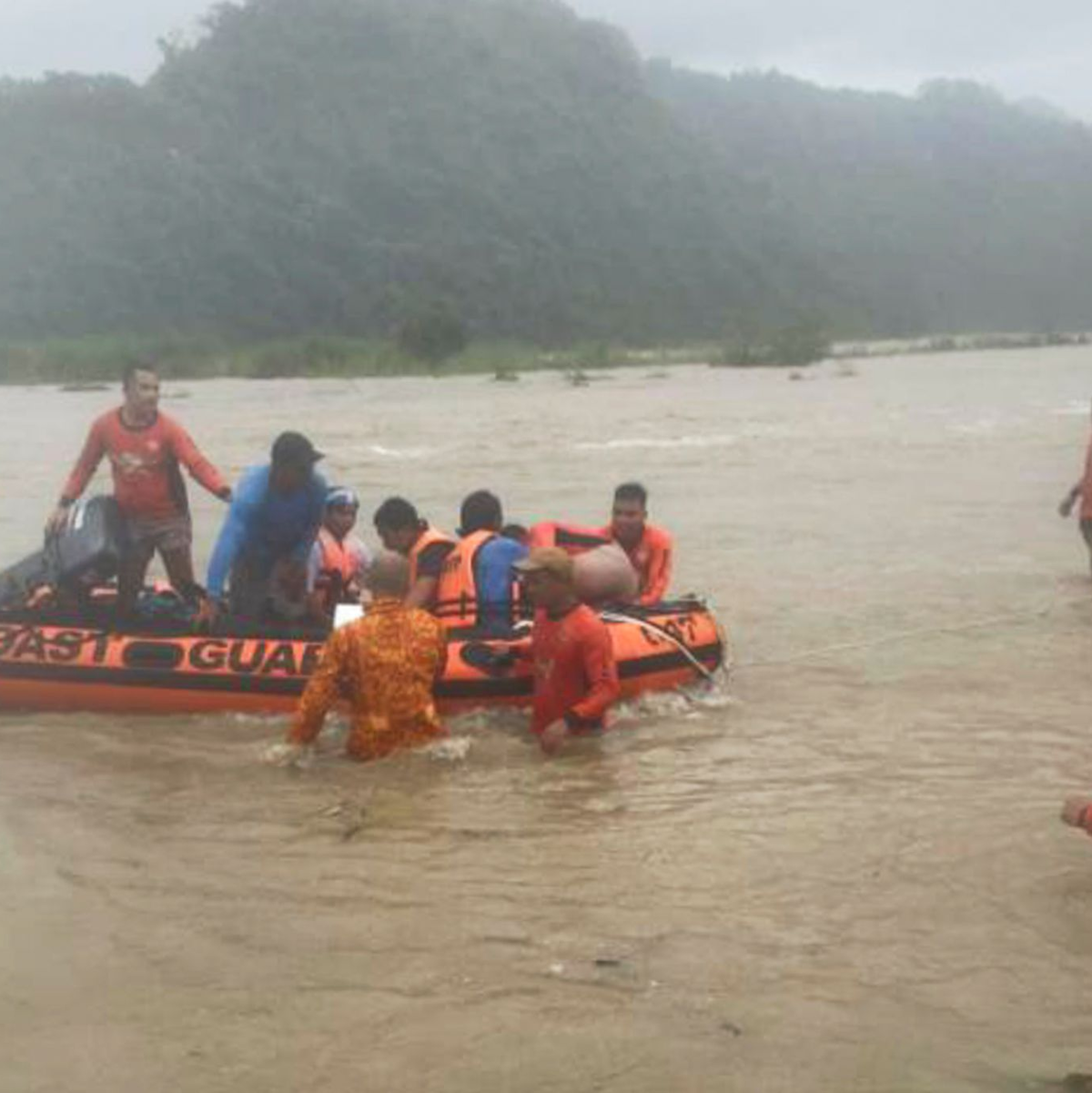 Steinbrucharbeiter werden in Naguilian (Philippinen) mit einem Schlauchboot evakuiert. - Foto: PHILIPPINE COAST GUARD/AP/dpa