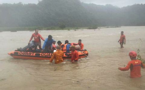 Steinbrucharbeiter werden in Naguilian (Philippinen) mit einem Schlauchboot evakuiert. - Foto: PHILIPPINE COAST GUARD/AP/dpa