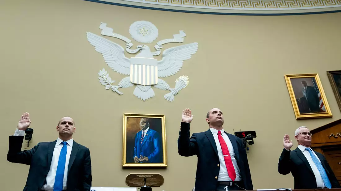 Ryan Graves (l-r), Geschäftsführer von Americans for Safe Aerospace, David Grusch, pensionierter Major der US-Luftwaffe, und David Fravor werden während einer Anhörung des Unterausschusses über unidentifizierte Flugobjekte vereidigt. - Bild: Nathan Howard/AP/dpa