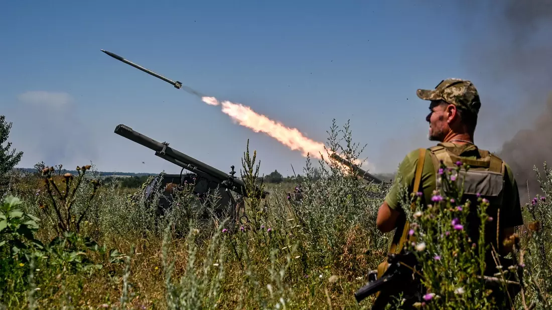 Soldaten einer separaten Brigade der Territorialen Verteidigung aus Dnipro feuern mit einem Partizan-Raketenwerfer auf russische Stellungen. - Bild: Ukrinform/dpa