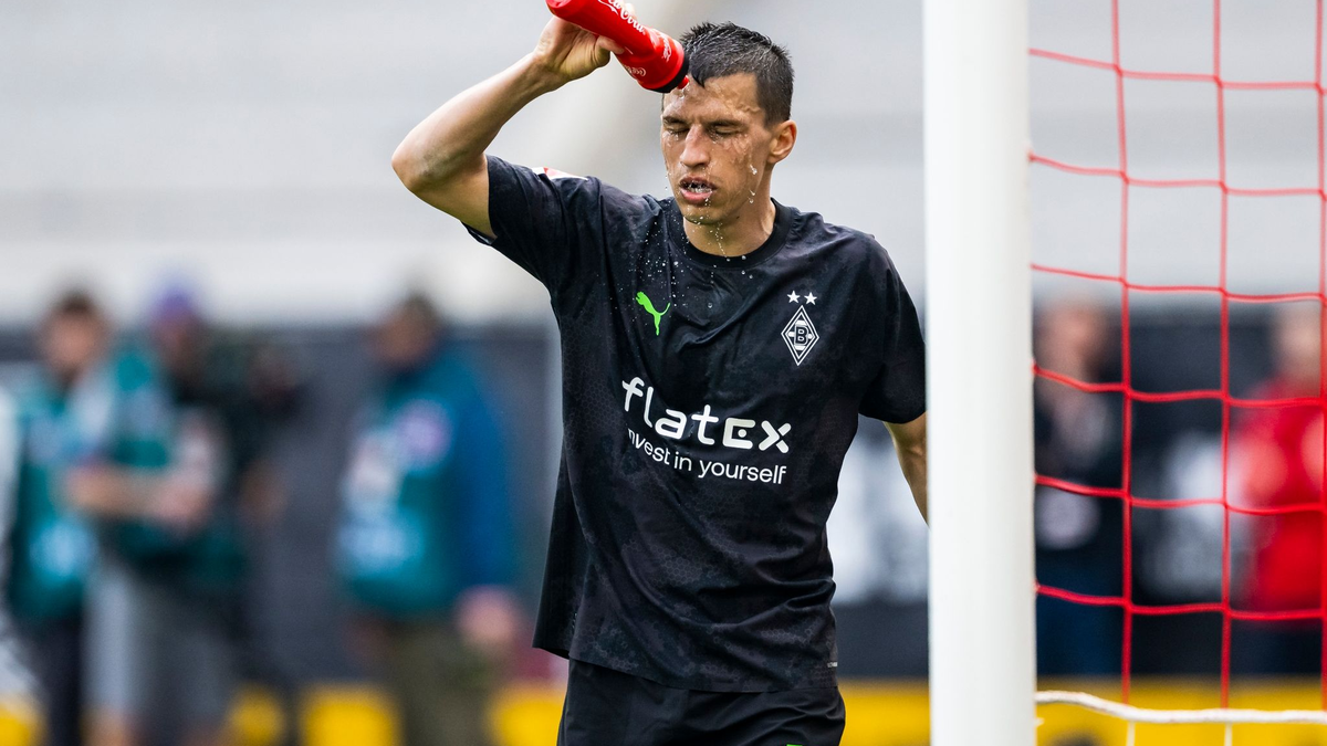 Bei Gladbachs Stefan Lainer wurde eine Lymphknotenkrebs-Erkrankung festgestellt. - Foto: Tom Weller/dpa