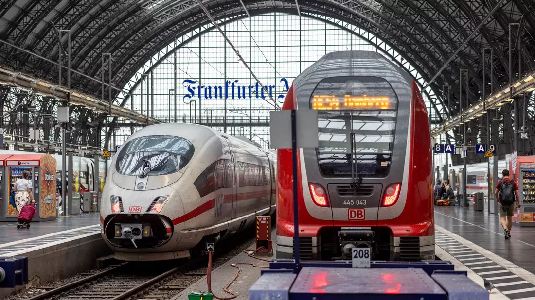 Ein ICE und ein Regionalzug im Hauptbahnhof Frankfurt: Die Deutsche Bahn präsentiert die wirtschaftliche Bilanz für das erste Halbjahr 2023. - Bild: Helmut Fricke/dpa