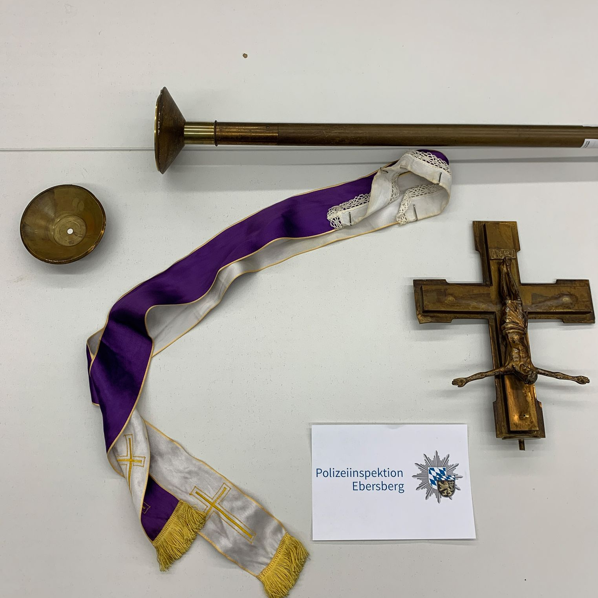 Ein Prozessionskreuz und eine Priesterstola hat die Polizei nach einem Vorfall in Oberbayern sichergestellt. - Foto: -/Polizeiinspektion Ebersberg/dpa