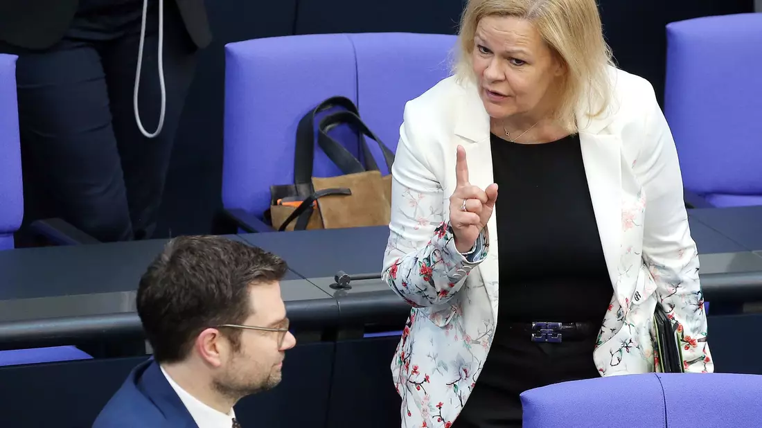 Nancy Faeser (r.) und Marco Buschmann zu Beginn einer Debatte im Bundestag. - Bild: Wolfgang Kumm/dpa