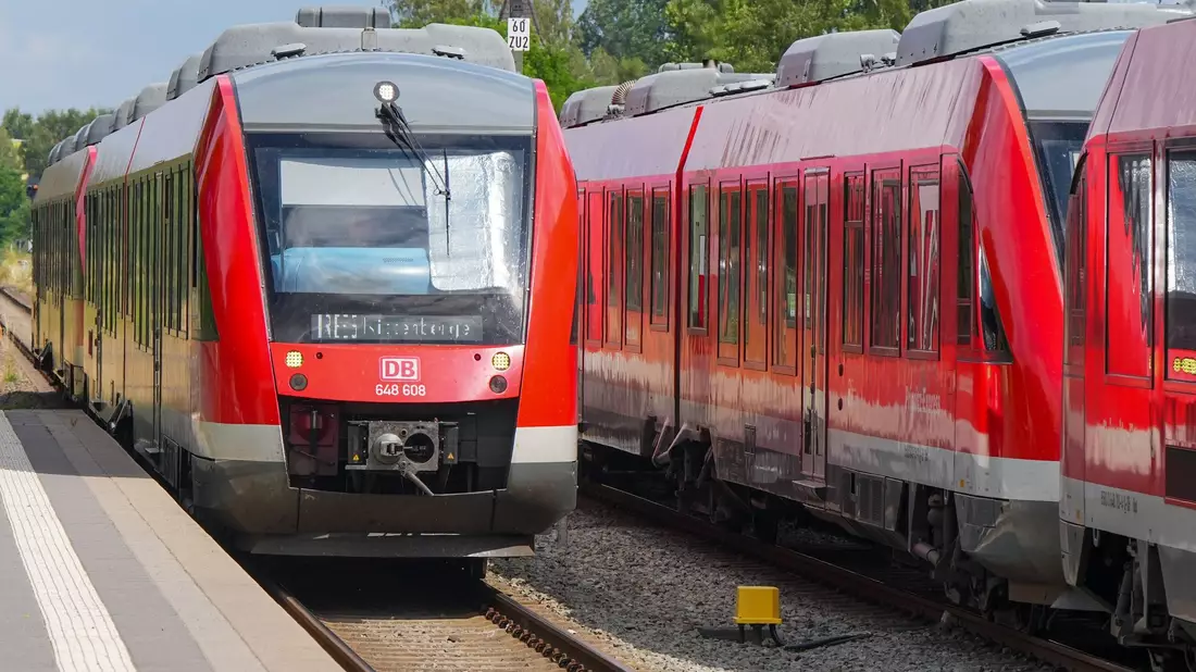 Vor allem im Nahverkehr erleben Mitarbeiter der Deutschen Bahn oft Aggression. (Archivbild) - Bild: Soeren Stache/dpa