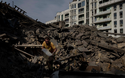Menschen räumen nach russischen Drohnenangriffen in Kiew Trümmer vor einem beschädigten Regierungsgebäude weg. - Foto: Jae C. Hong/AP