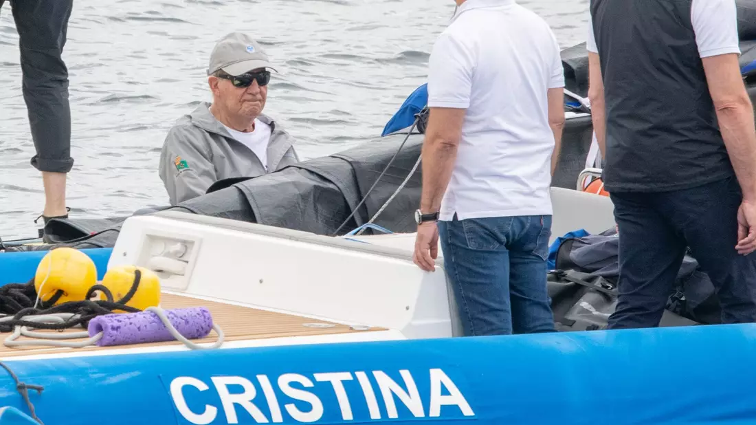 Juan Carlos ist bei einem seiner seltenen Heimatbesuche in Sanxenxo im Nordwesten Spaniens segeln gegangen. - Bild: José Oliva/EUROPA PRESS/dpa