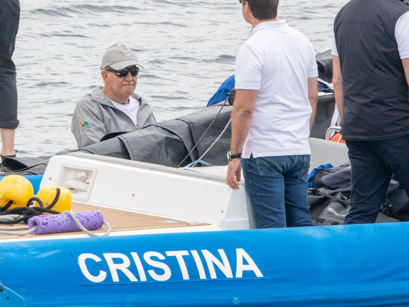 Juan Carlos ist bei einem seiner seltenen Heimatbesuche in Sanxenxo im Nordwesten Spaniens segeln gegangen. - Foto: José Oliva/EUROPA PRESS/dpa