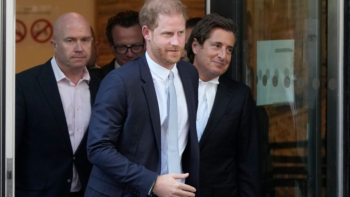 Prinz Harry und sein Anwalt David Sherborne verlassen den High Court nach einer Zeugenaussage. - Foto: Frank Augstein/AP