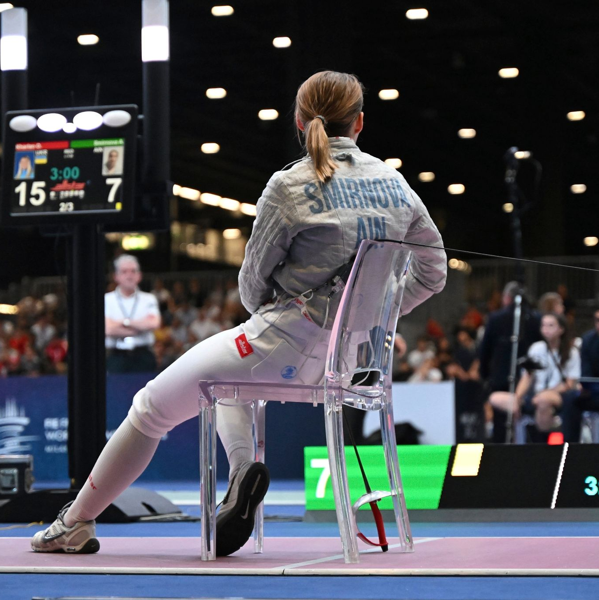 Die Russin Anna Smirnowa blieb nach ihrem Gefecht aus Protest an der Fechtbahn sitzen. - Foto: Tibor Illyes/MTI/AP/dpa