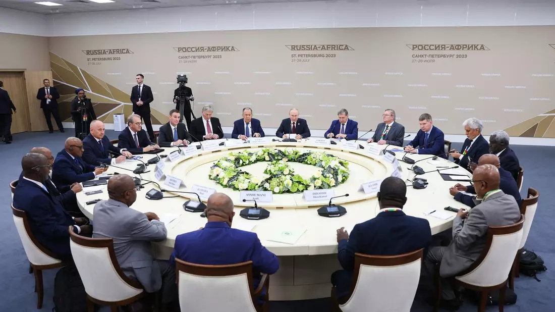 Kremlchef Wladimir Putin (hinten M) berät mit Teilnehmern des Russland-Afrika-Gipfels in St. Petersburg. - Bild: Sergei Bobylev/POOL TASS Host Photo Agency/AP/dpa