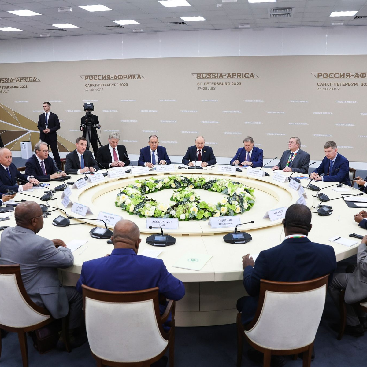 Kremlchef Wladimir Putin (hinten M) berät mit Teilnehmern des Russland-Afrika-Gipfels in St. Petersburg. - Foto: Sergei Bobylev/POOL TASS Host Photo Agency/AP/dpa