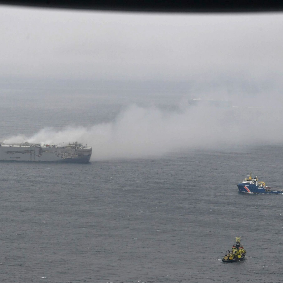 Aufnahme aus einem Flugzeug der niederländischen Küstenwache: Dichte Rauchwolken steigen aus dem Autofrachter «Fremantle Highway» in der Nordsee auf. - Foto: Coast Guard Netherlands/dpa