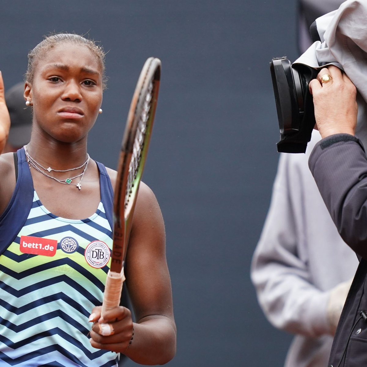 Noma Noha Akugue hatte nach ihrem überraschenden Erfolg Tränen in den Augen. - Foto: Marcus Brandt/dpa