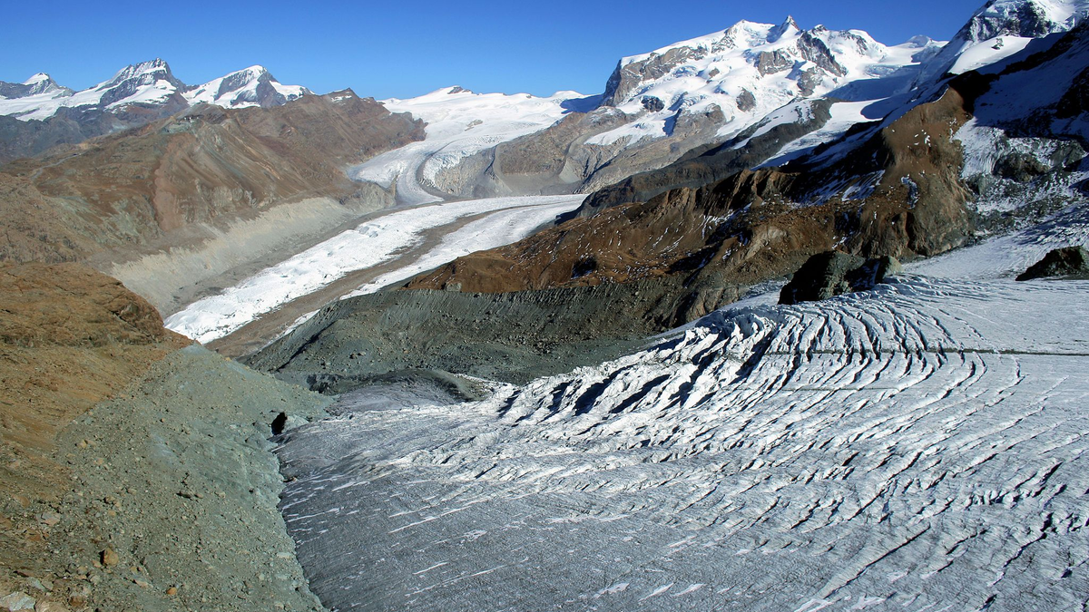 Blick auf den Theodulgletscher am kleinen Matterhorn in den Alpen unweit von Zermatt. - Foto: Patrick Pleul/dpa-Zentralbild/dpa
