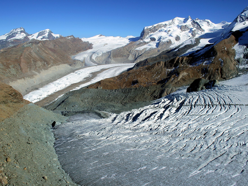Blick auf den Theodulgletscher am kleinen Matterhorn in den Alpen unweit von Zermatt. - Foto: Patrick Pleul/dpa-Zentralbild/dpa