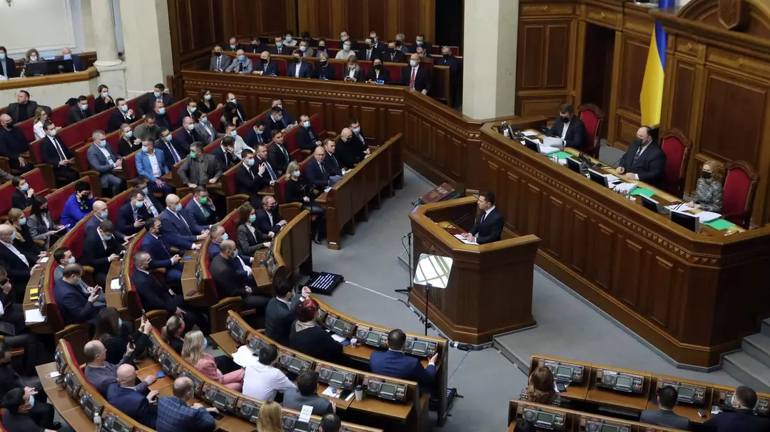 Präsident Wolodymyr Selenskyj (M) hält Anfang Februar 2022 im Parlament in Kiew eine Rede. Drei Wochen später wurde die Ukraine von Russland angegriffen. - Bild: -/Ukrinform/dpa
