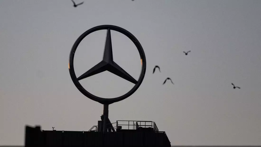 Mercedes-Benz profitiert seit längerer Zeit von hohen Verkaufspreisen, im zweiten Quartal fiel das Umsatzplus im Pkw-Bereich allerdings etwas schmaler aus als der Absatzanstieg. - Bild: Marijan Murat/dpa
