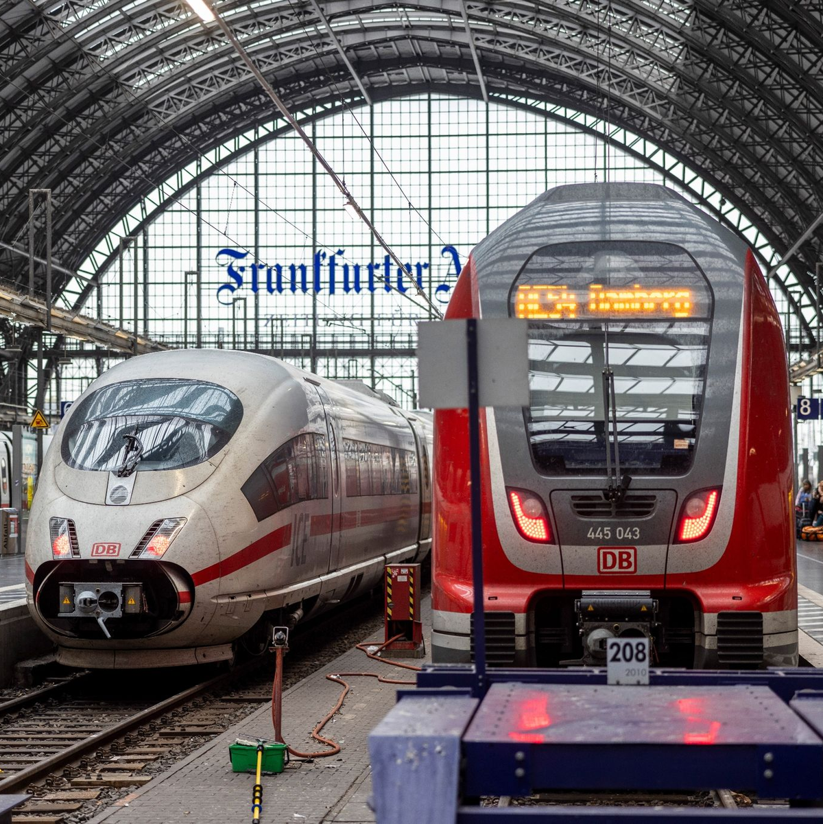 Ein ICE und ein Regionalzug im Hauptbahnhof Frankfurt: Die Deutsche Bahn hat die wirtschaftliche Bilanz für das erste Halbjahr 2023 präsentiert. - Foto: Helmut Fricke/dpa