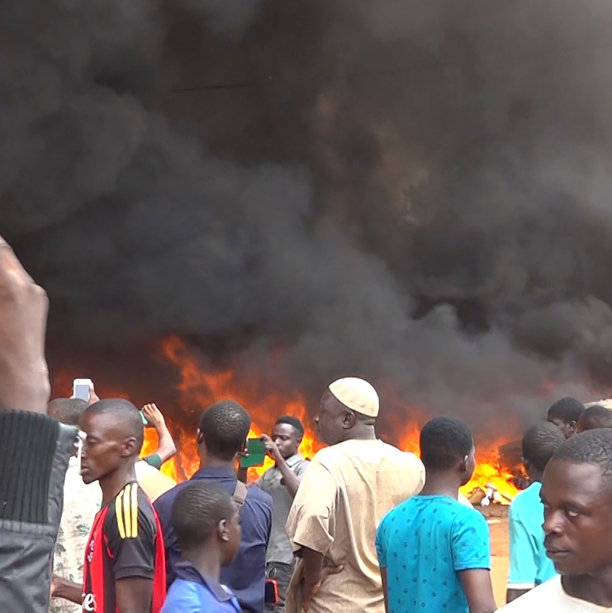 Anhänger meuternder Soldaten sind auf den Straßen von Nigers Hauptstadt Niamey unterwegs, das Hauptquartier der Regierungspartei steht in Flammen. Das Militär hat erklärt, die Forderung der Putschisten nach einem Ende der Amtszeit von Präsident Bazoum zu unterstützen. - Foto: Fatahoulaye Hassane Midou/AP/dpa
