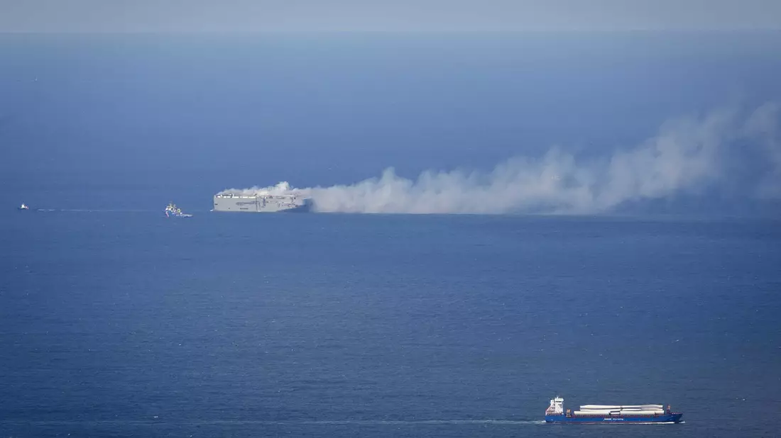 Der Frachter «Fremantle Highway» brennt in der Nordsee oberhalb von Ameland. - Bild: Jan Spoelstra/ANP/dpa
