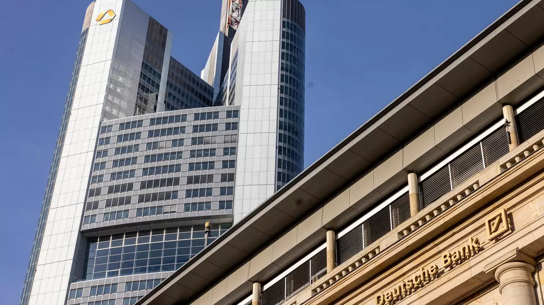 Blick auf den Commerzbank-Tower (l) und eine Filiale der Deutschen Bank im Frankfurter Bankenviertel. - Bild: Helmut Fricke/dpa