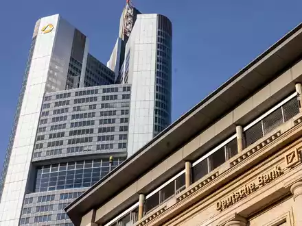 Blick auf den Commerzbank-Tower (l) und eine Filiale der Deutschen Bank im Frankfurter Bankenviertel (Symbolbild). - Foto: Helmut Fricke/dpa