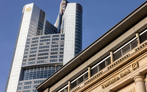 Blick auf den Commerzbank-Tower (l) und eine Filiale der Deutschen Bank im Frankfurter Bankenviertel (Symbolbild). - Foto: Helmut Fricke/dpa