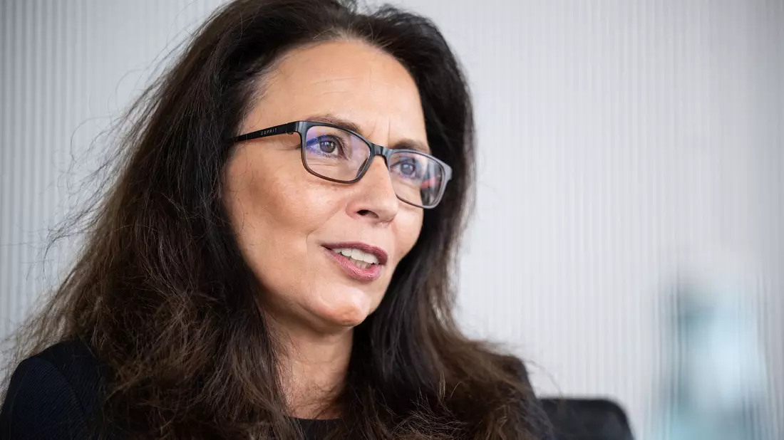 «Wir sind im Pflegenotstand, wir laufen auf eine Bildungskatastrophe zu, wenn nicht endlich mehr investiert wird», warnt Yasmin Fahimi, Vorsitzende des Deutscher Gewerkschaftsbund. - Bild: Hannes P. Albert/dpa