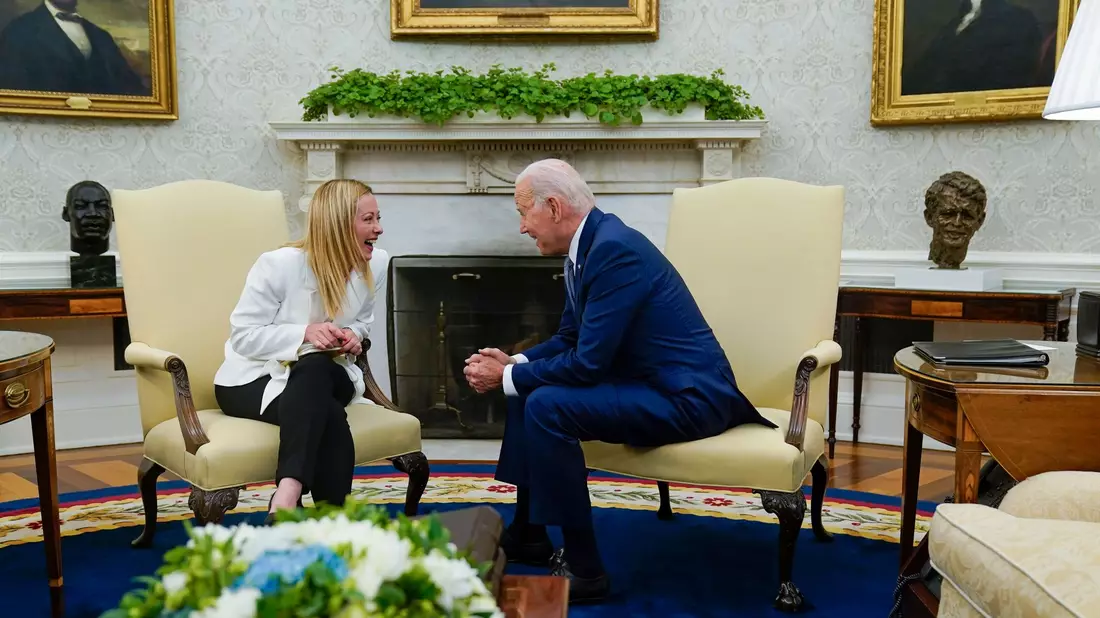 Italiens Ministerpräsidentin Giorgia Meloni und US-Präsident Joe Biden im Weißen Haus. - Bild: Evan Vucci/AP