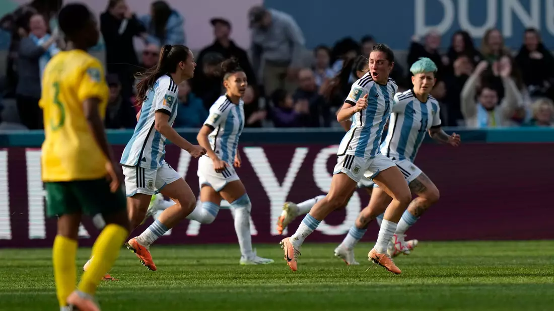 Argentiniens Fußballerinnen konnten eine Niederlage gegen Südafrika noch abwenden. - Bild: Alessandra Tarantino/AP/dpa