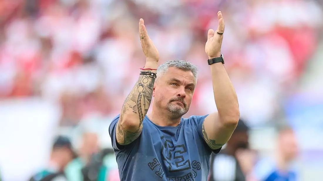 Trainer Thomas Reis will mit Schalke zurück in die Bundesliga. - Bild: Jan Woitas/dpa