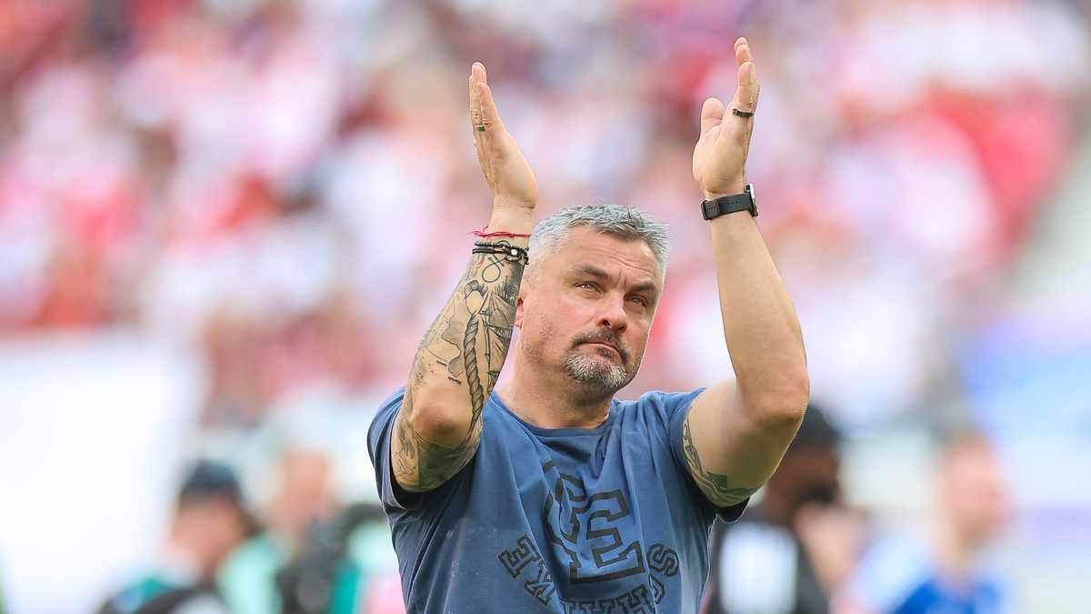 Trainer Thomas Reis will mit Schalke zurück in die Bundesliga. - Foto: Jan Woitas/dpa