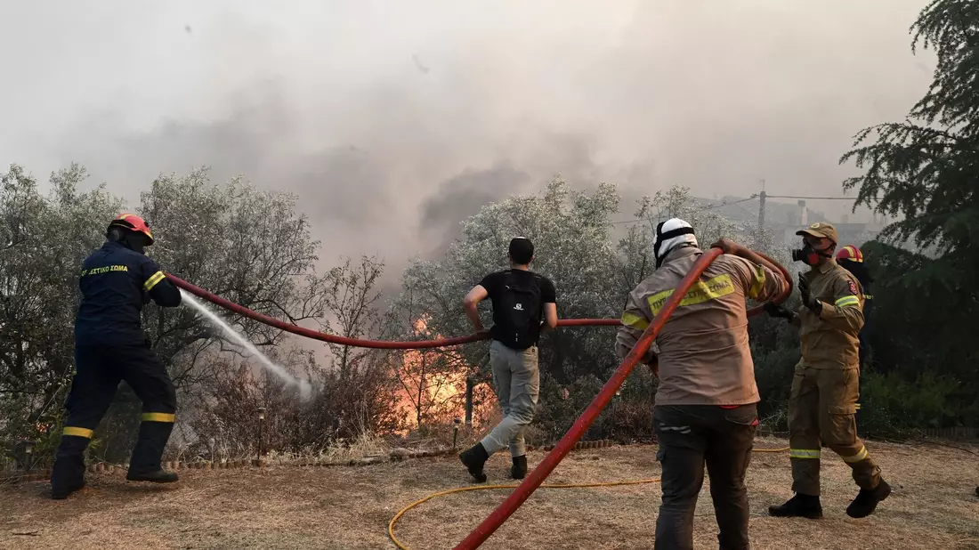 Feuerwehrleute und Freiwillige versuchen den Brand bei Nea Anchialos zu löschen. - Bild: Tatiana Bolari/Eurokinissi/AP/dpa