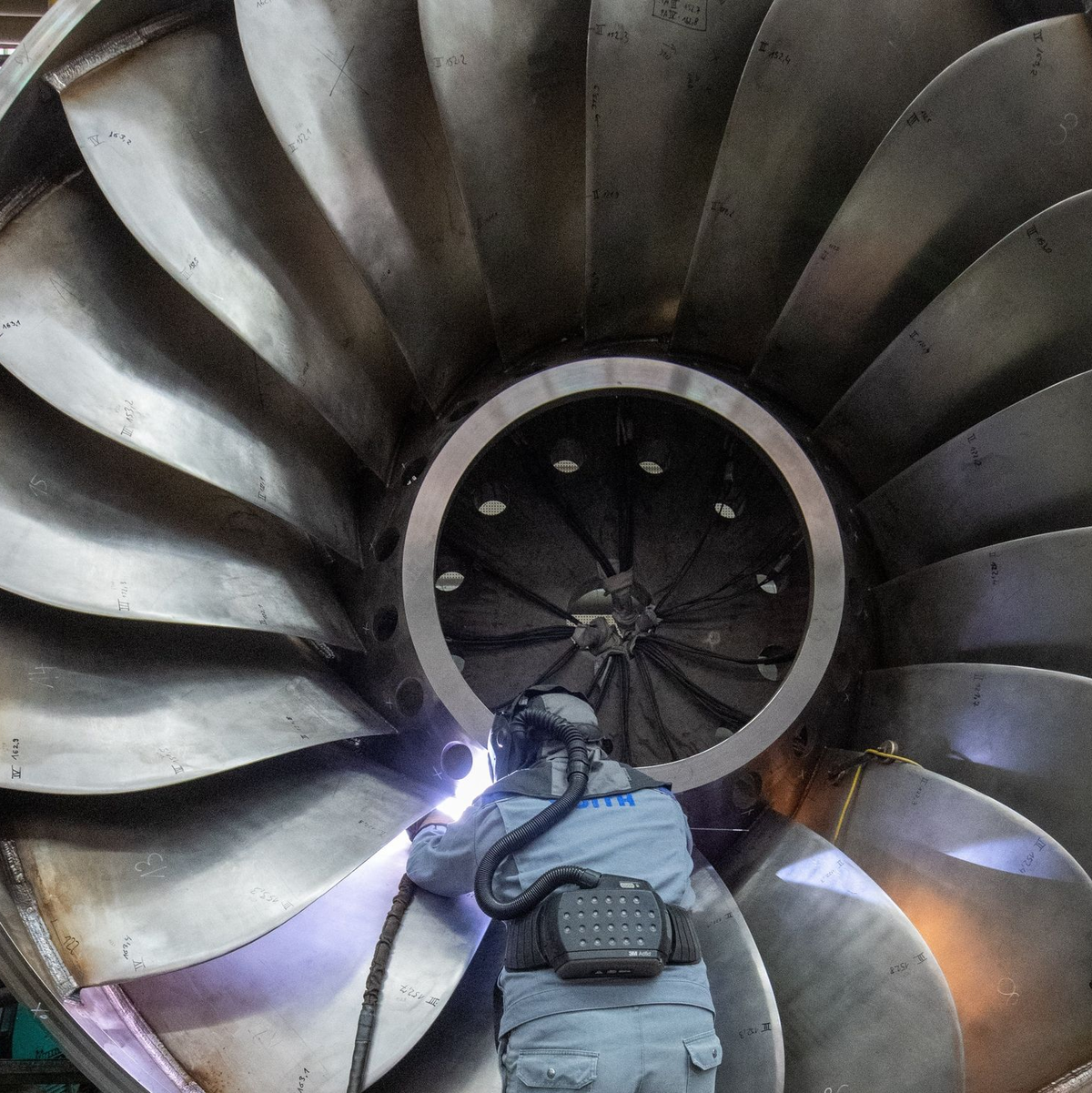 Ein Arbeiter an einer Wasserturbine. Die deutsche Wirtschaftsleistung könnte dem Internationalen Währungsfonds zufolge in diesem Jahr leicht sinken. - Foto: Stefan Puchner/dpa
