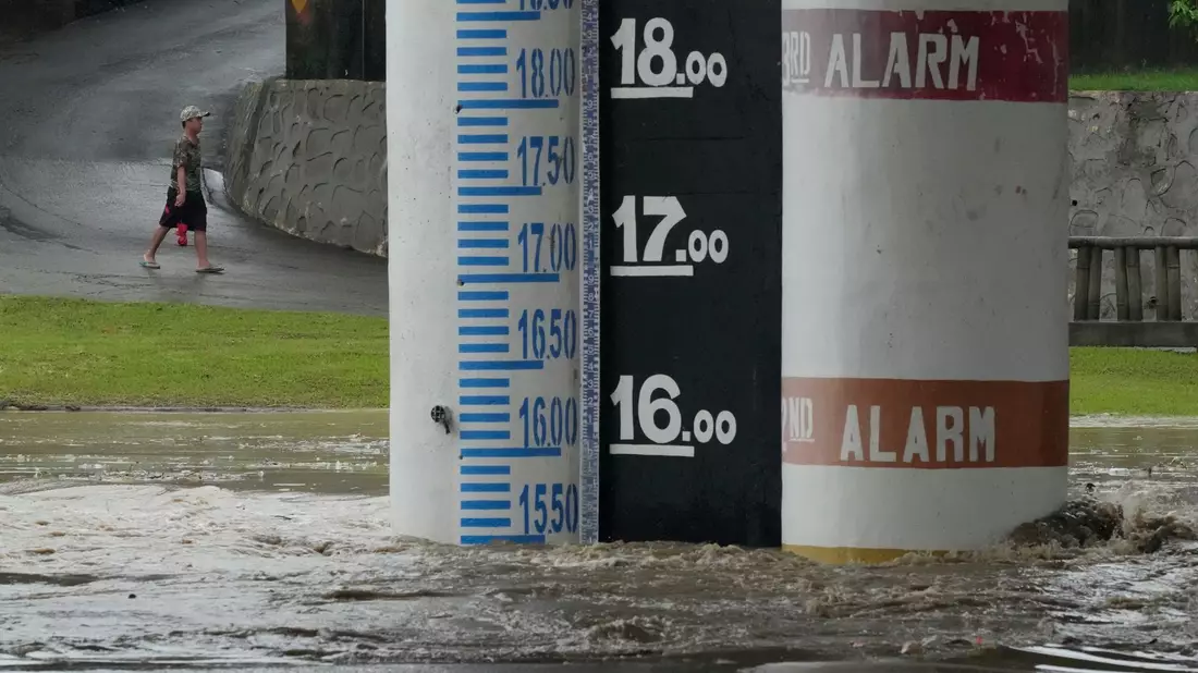 Starke Regenfälle haben auf den Philippinen die Flüsse anschwellen lassen. - Bild: Aaron Favila/AP/dpa