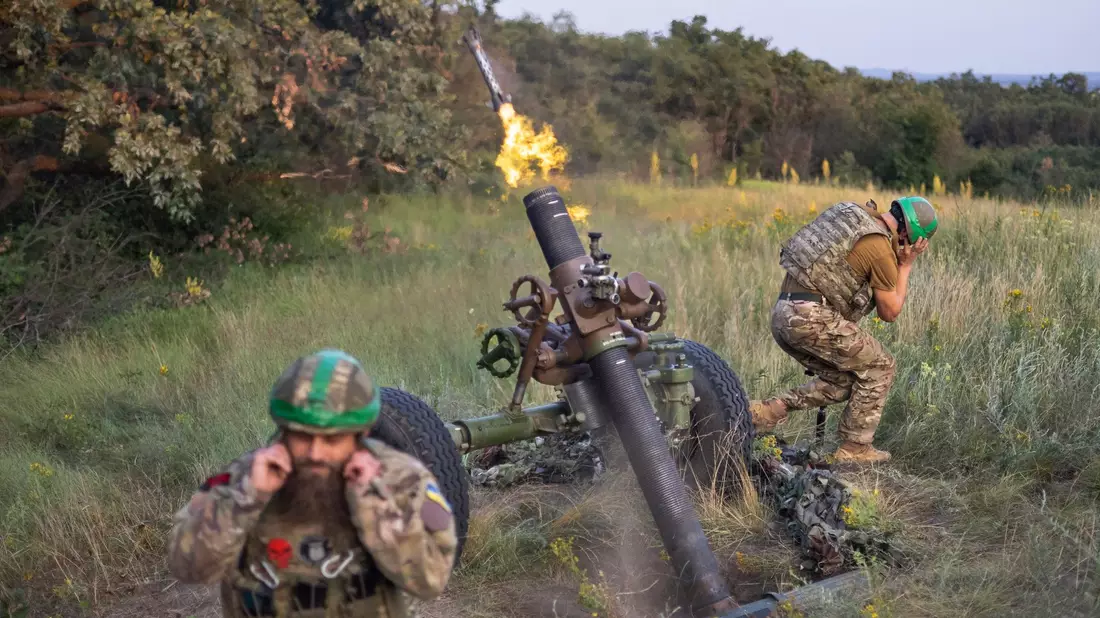Ein ukrainischer Soldat an der Front - seit nun 794 Tagen verteidigt sich die Ukraine gegen den russischen Angriffskrieg. - Bild: Alex Babenko/AP/dpa