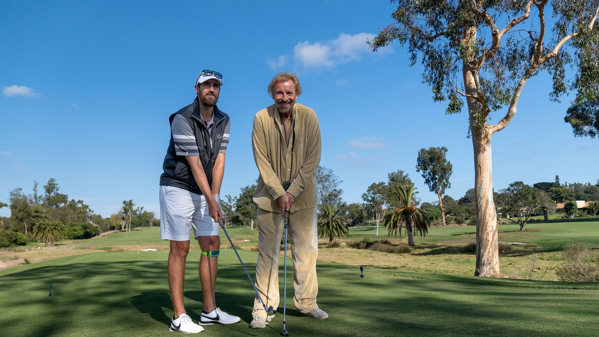 Entertainer Thomas Gottschalk (r) und sein Sohn Roman Gottschalk beim Abschlag auf dem Gelände des Golf Clubs. - Foto: Gary Payne/dpa