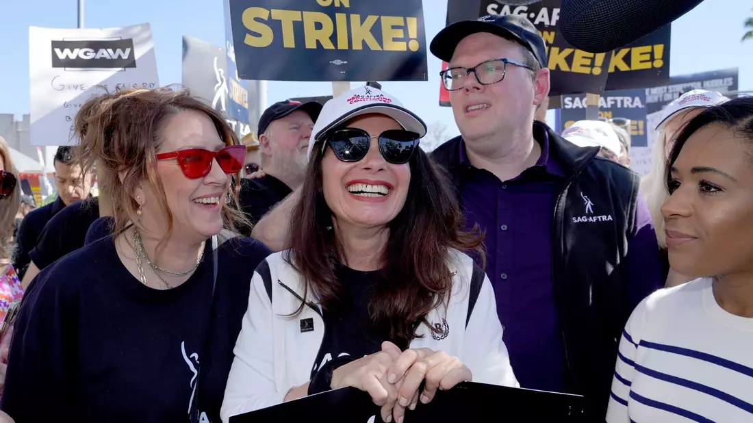 Die Writers Guild of America (WGA) stellt trotz vorläufiger Einigung klar: Niemand fange wieder an zu arbeiten, bevor die Gewerkschaft dies nicht ausdrücklich erlaube. - Bild: Chris Pizzello/AP/dpa