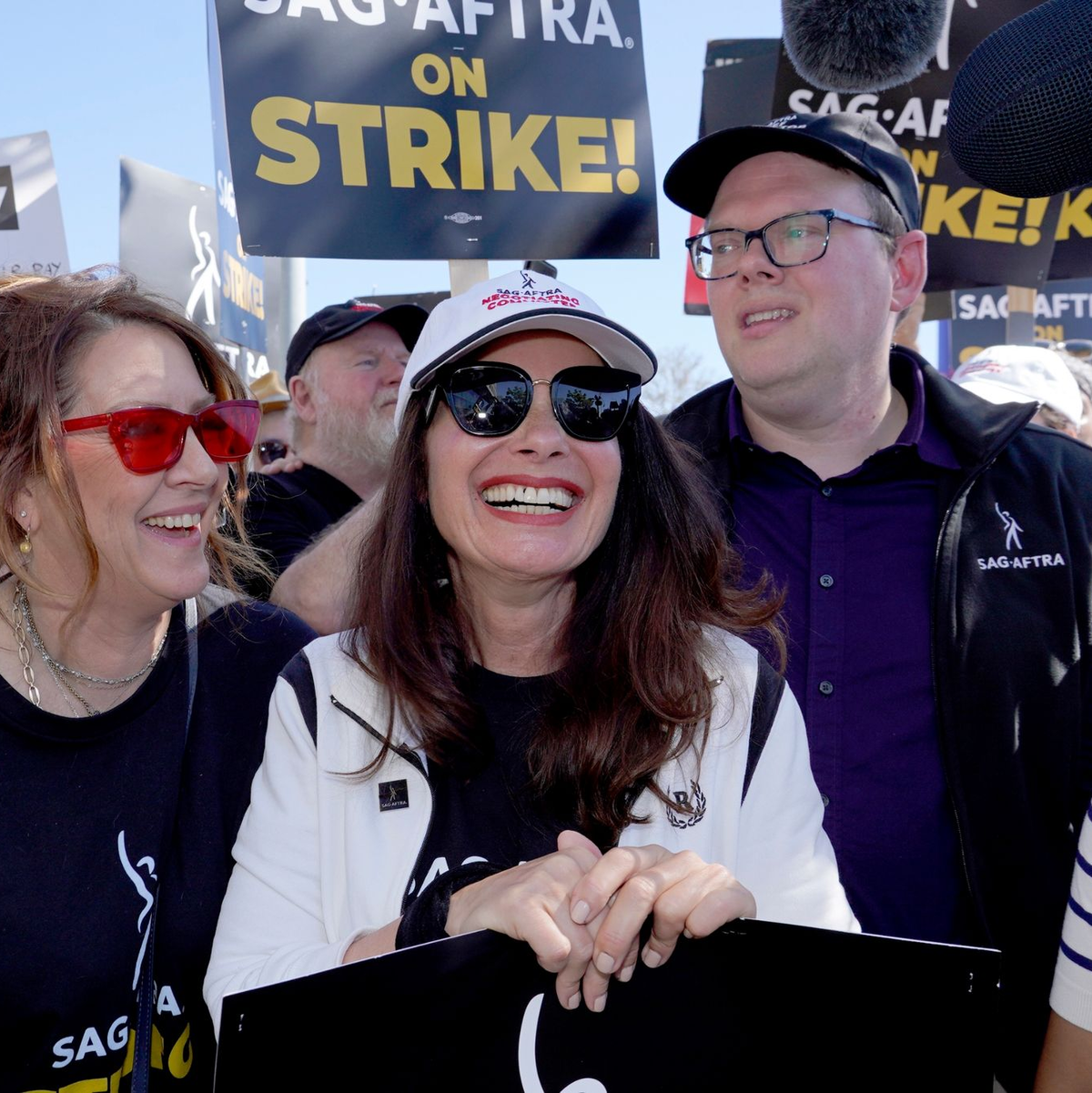 Die Writers Guild of America (WGA) stellt trotz vorläufiger Einigung klar: Niemand fange wieder an zu arbeiten, bevor die Gewerkschaft dies nicht ausdrücklich erlaube. - Foto: Chris Pizzello/AP/dpa