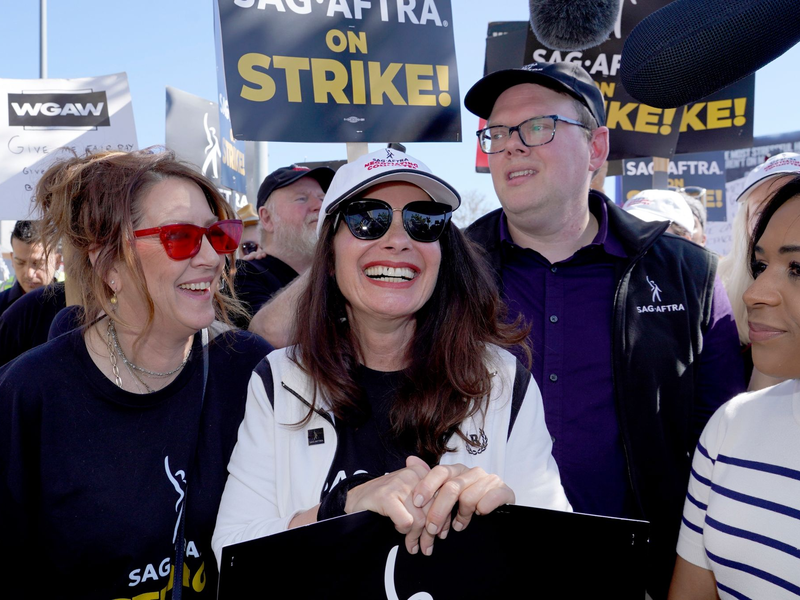 Joely Fisher (l-r), Fran Drescher, die Vorsitzende der Schauspielgewerkschaft SAG-AFTRA und Duncan Crabtree-Ireland bei einer Protestaktion in Hollywood. - Foto: Chris Pizzello/AP/dpa
