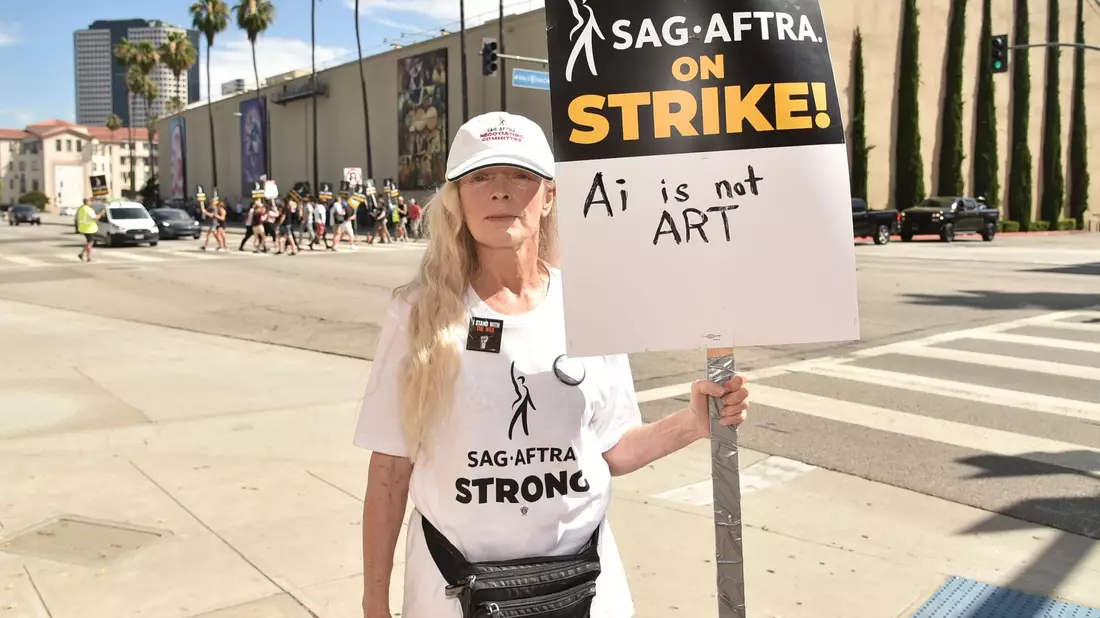 Die britisch-amerikanische Theater- und Filmschauspielerin Frances Fisher mit einem Streikschild vor den Warner Bros. Studios. - Bild: Richard Shotwell/Invision/AP/dpa