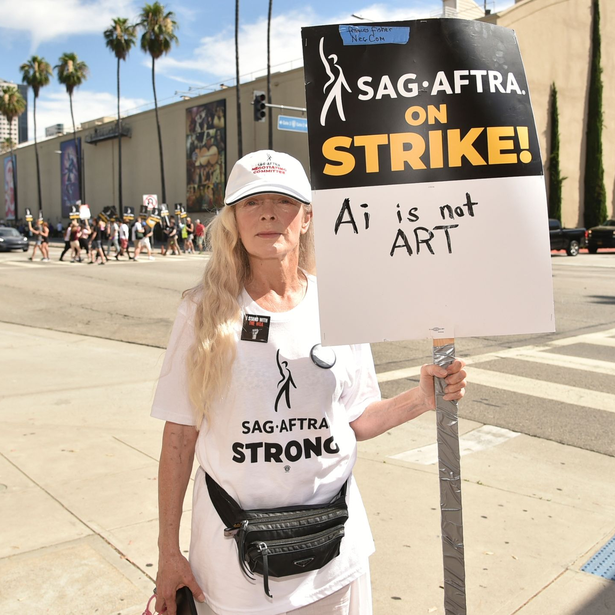 Die britisch-amerikanische Theater- und Filmschauspielerin Frances Fisher mit einem Streikschild vor den Warner Bros. Studios. - Foto: Richard Shotwell/Invision/AP/dpa